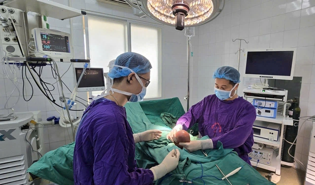 Bác sĩ phẫu thuật cho bệnh nhân. Ảnh: Bệnh viện cung cấp