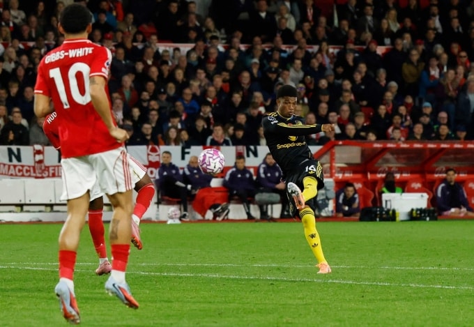 Diallo bắt vô-lê ghi bàn thứ hai giúp Man Utd hòa Nottingham Forest 2-2 hôm 1/11. Ảnh: Reuters 