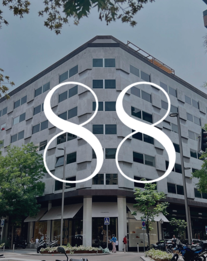 Bên ngoài CLB thượng lưu của Ronaldo.