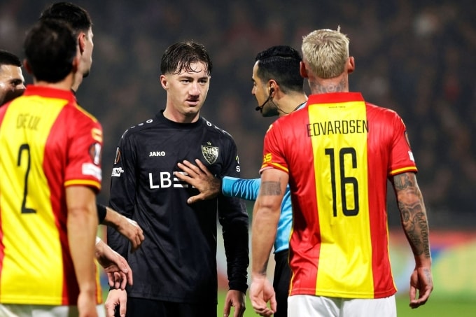 Stiller (đen) bị Edvardsen (số 16) chế nhạo chiếc mũi, trong trận Go Ahead Eagles thua Stuttgart 0-4, trên sân De Adelaarshorst, Deventer, Hà Lan hôm 28/11. Ảnh: Reuters