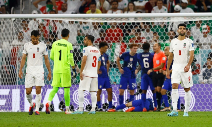 Cầu thủ Iran (áo trắng) buồn bã sau bàn mở tỷ số của Mỹ, trong trận đấu giữa hai đội tại bảng B World Cup trên sân Al Thumama, thành phố Doha, Qatar ngày 29/11/2022. Ảnh: Reuters