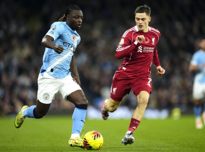 Florian Wirtz (phải) theo kèm Jeremy Doku trong trận Liverpool thua Man City 0-3 trên sân Etihad, thành phố Manchester, Vương quốc Anh, vòng 11 Ngoại hạng Anh tối 9/11/2025. Ảnh: AD