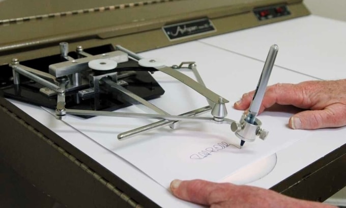 Một chiếc máy autopen sao chép chữ ký vào nă, 2011. Ảnh: AP