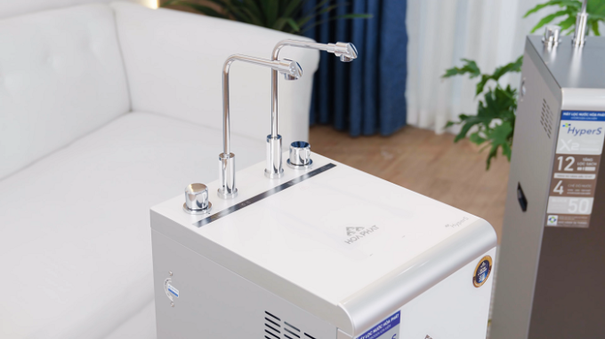 Mặt kính và bảng điều khiển của máy lọc nước Hòa Phát HyperS HPA885. Ảnh: Hòa Phát