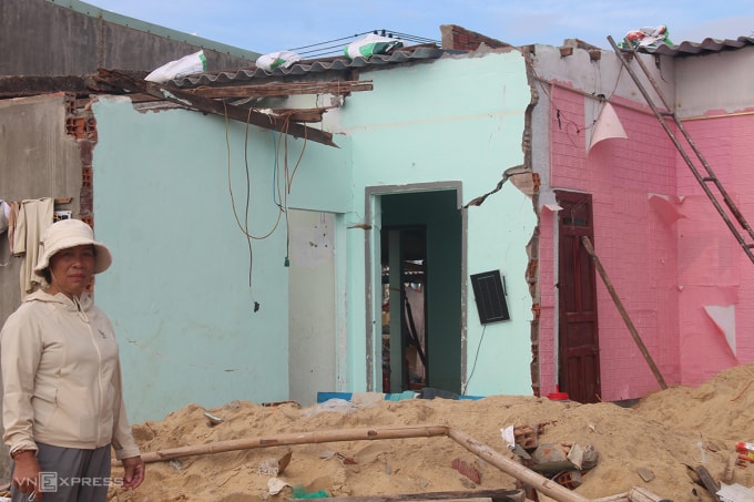 Nhà dân bị sập mái sau trận bão Kalmaegi. Ảnh: Trần Hóa