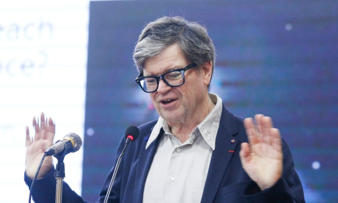 Giám đốc khoa học AI của Meta Yann Lecun, chia sẻ trước các sinh viên tại Đại học Khoa học Tự nhiên, Đại học Quốc gia Hà Nội, tháng 12/2024. Ảnh: Lưu Quý