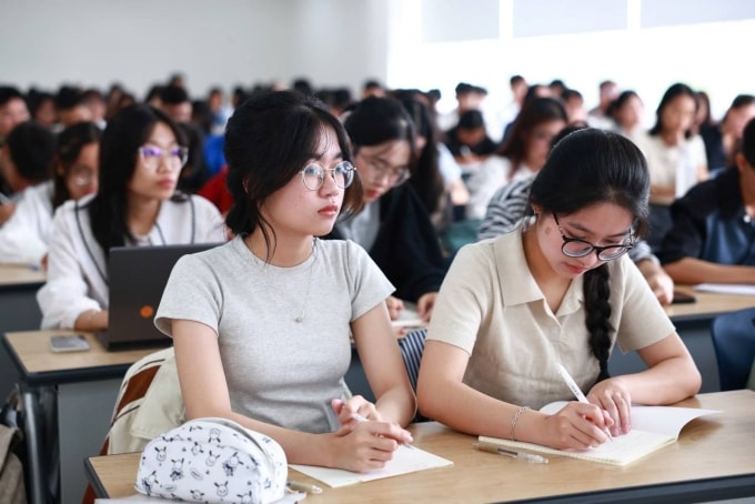 Sinh viên trường Đại học Luật TP HCM trong giờ học, ngày 28/10. Ảnh: HCMULAW