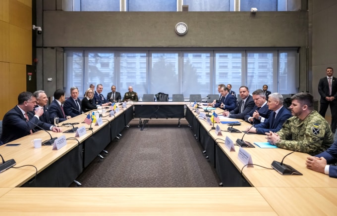 Các quan chức Mỹ và Ukraine tại cuộc gặp ở Geneva, Thụy Sĩ ngày 23/11. Ảnh: AFP