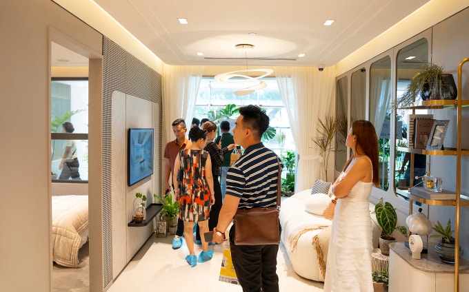 Khách hàng tham quan một dự án tại TP HCM. Ảnh: Phương Uyên