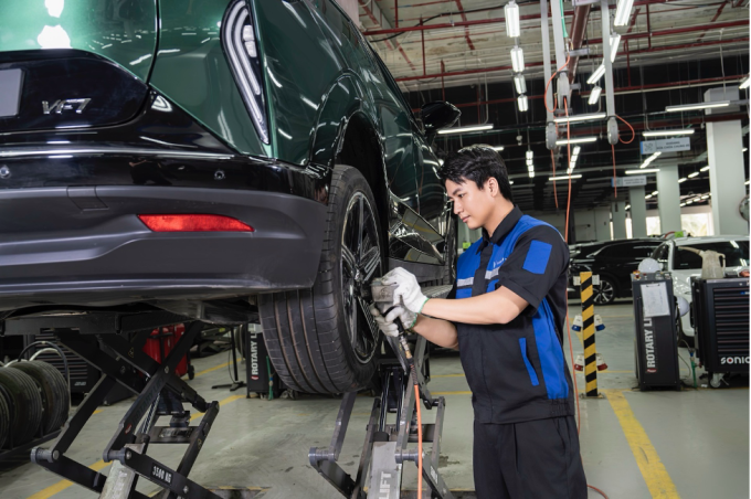 Kỹ thuật viên VinFast tại một xưởng dịch vụ. Ảnh: VinFast