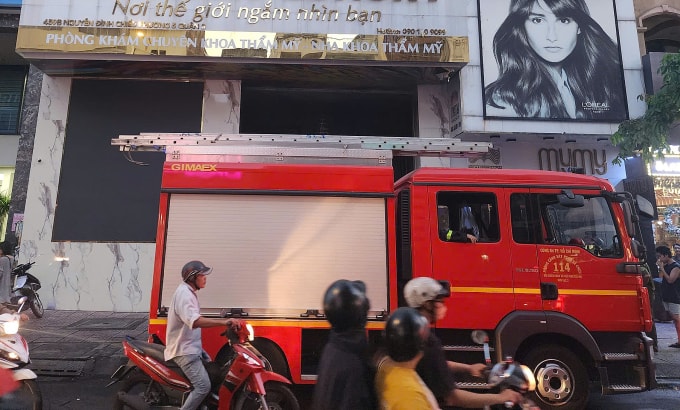 Xe cứu hoả tới hiện trường dập lửa. Ảnh: Đình Văn