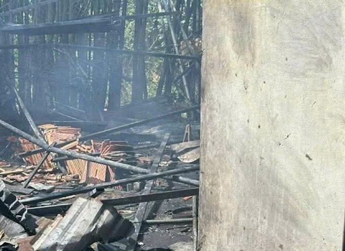 Ngôi nhà đổ sụp sau tiếng nổ, bốc cháy. Ảnh: Minh Bằng