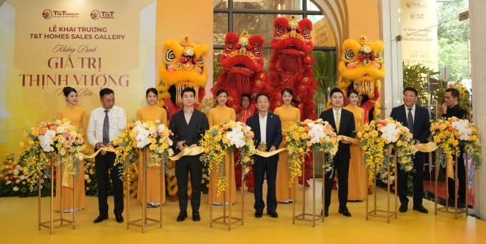 Nghi thức cắt băng khai trương văn phòng đại diện và sales gallery TP HCM. Ảnh: T&T Group