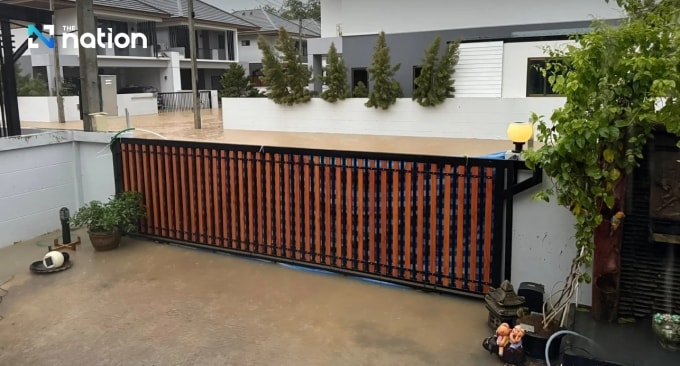 Ngôi nhà của Wicharit Leelakorn ở Hat Yai, tỉnh Songkhla, miền nam Thái Lan, được bảo vệ khô ráo trước nước lũ. Ảnh: Nation