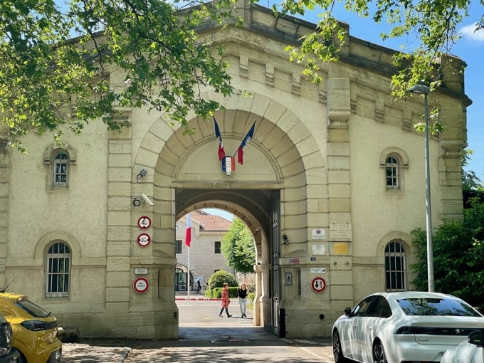 Cổng chính nhà tù Maison darrêt de Dijon. Ảnh: info-beaune