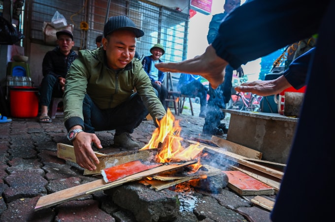 Người Hà Nội đốt sưởi trong đợt rét tháng 11/2025. Ảnh: Giang Huy