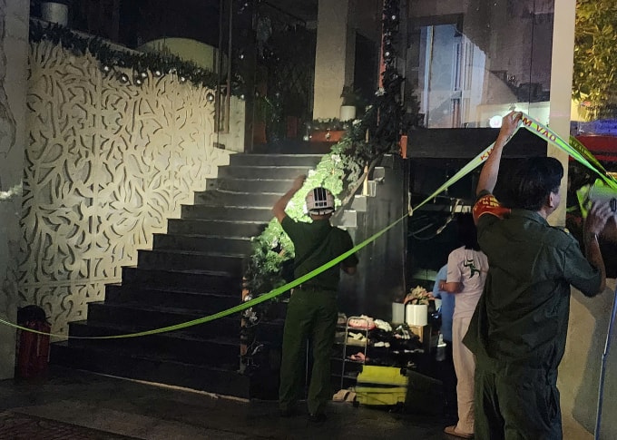 Cảnh sát phong toà hiện trường cháy. Ảnh: Đình Văn