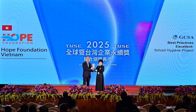 Giám đốc điều hành Quỹ Hy vọng nhận cup giải GCSA Award lần thứ 8 tại Đài Loan.