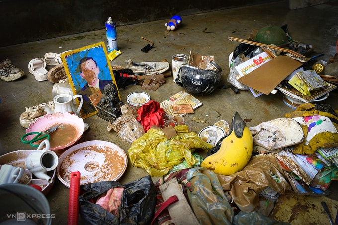 Vật dụng sinh hoạt, ảnh thờ của người dân ở xã Hòa Thịnh, Đăk Lăk sau lũ. Ảnh: Thanh Tùng