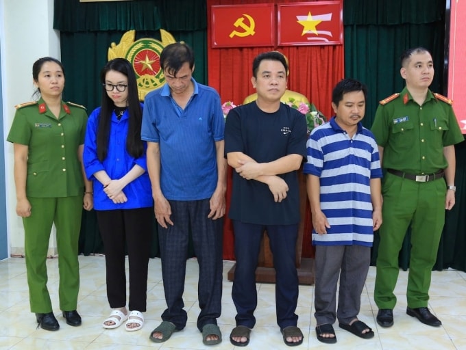 Nhóm nghi can bị bắt tạm giam. Ảnh: Thái Hà