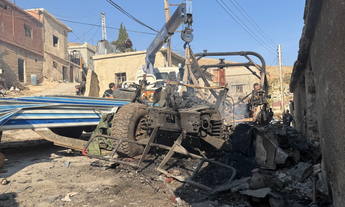 Xe Humvee của quân đội Israel bị phá hủy tại làng Beit Jinn hôm 28/11. Ảnh: AFP