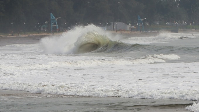 Biển Phan Thiết sóng lớn do ảnh hưởng bão số 15. Ảnh: Chi Yêng