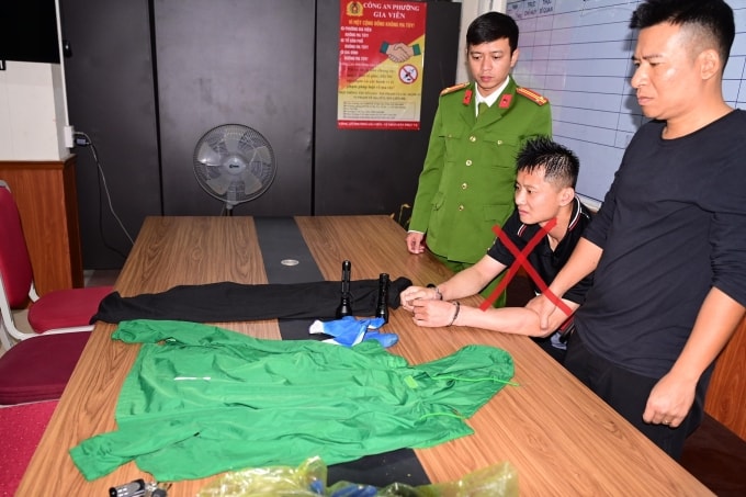 JIANG CHUANGXING tại Công an phường Gia viên cùng tang vật gây án. Ảnh CACC