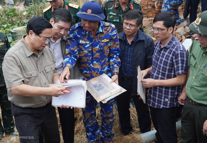 Thủ tướng thăm người dân rốn lũ Đăk Lăk