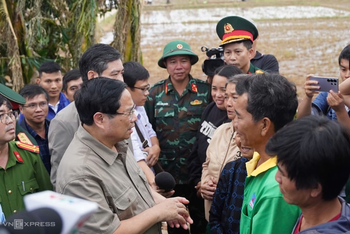 Thủ tướng chia sẻ với người dân vùng rốn lũ ở tỉnh Đăk Lăk. Ảnh: Bùi Toàn