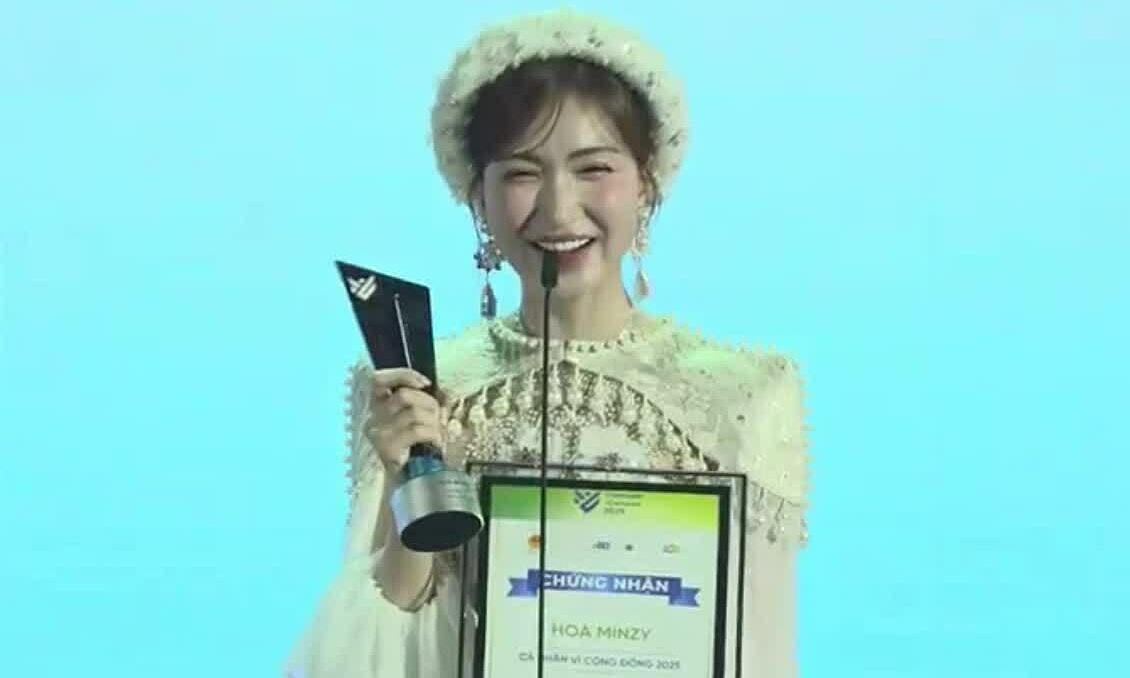 Hòa Minzy nhận giải Cá nhân Vì cộng đồng