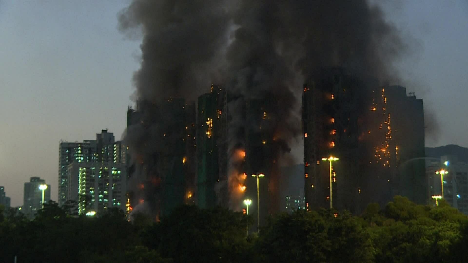 Lửa bao trùm nhiều tòa chung cư ở Hong Kong, 4 người chết