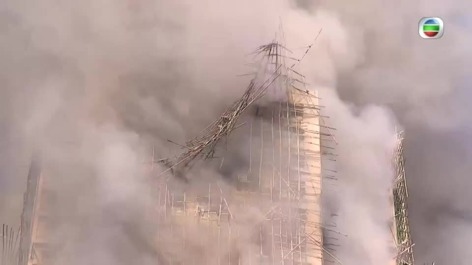 Giàn giáo tre rơi xuống trong vụ cháy chung cư Hong Kong