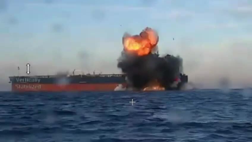 Khoảnh khắc xuồng tự sát Ukraine tấn công 'tàu chở dầu Nga'