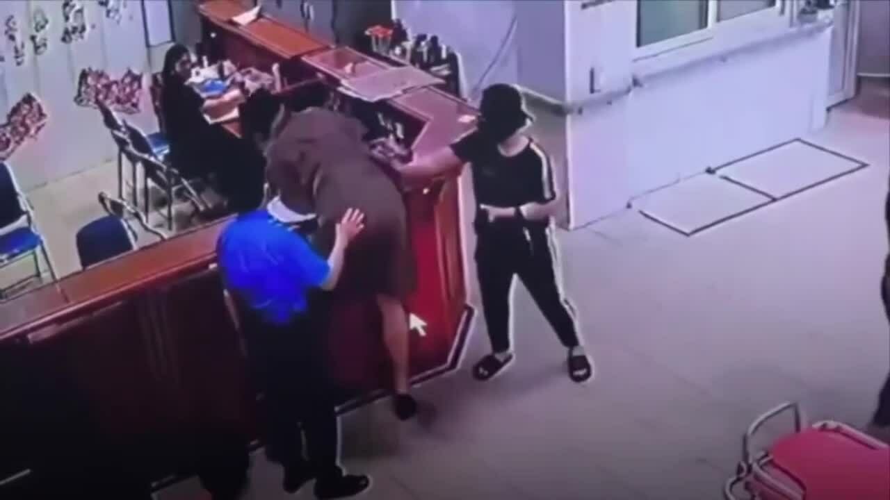 Người tát nữ nhân viên y tế được giảm án