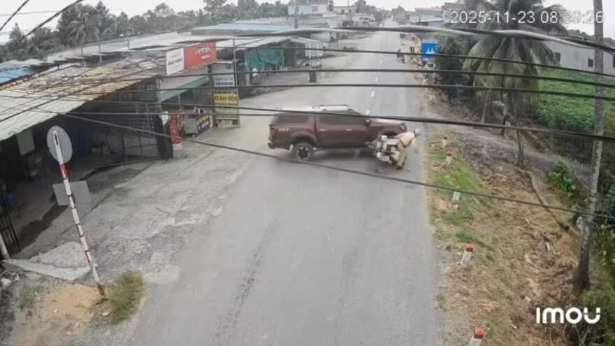 Thanh niên lái ôtô biển số giả tông cảnh sát giao thông bị bắt