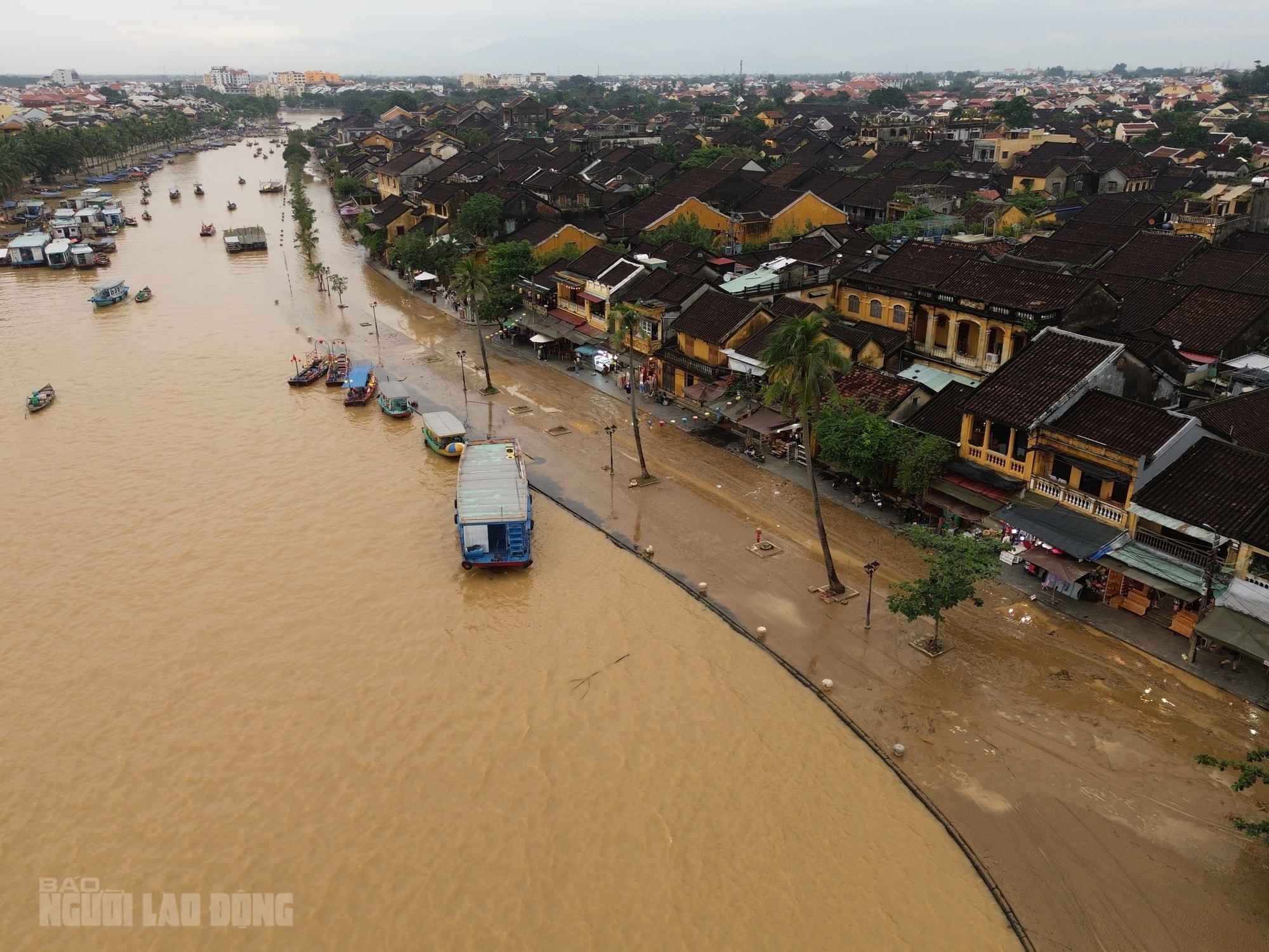 Hội An dọn dẹp sau lũ khẩn trương phục hồi sinh hoạt và vệ sinh đô thị - Ảnh 1. Hội An dọn dẹp sau lũ khẩn trương phục hồi sinh hoạt và vệ sinh đô thị - Ảnh 1.