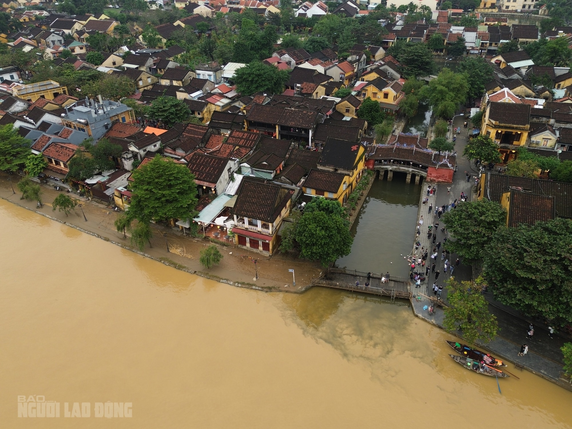 Hội An dọn dẹp sau lũ khẩn trương phục hồi sinh hoạt và vệ sinh đô thị - Ảnh 2. Hội An dọn dẹp sau lũ khẩn trương phục hồi sinh hoạt và vệ sinh đô thị - Ảnh 2.