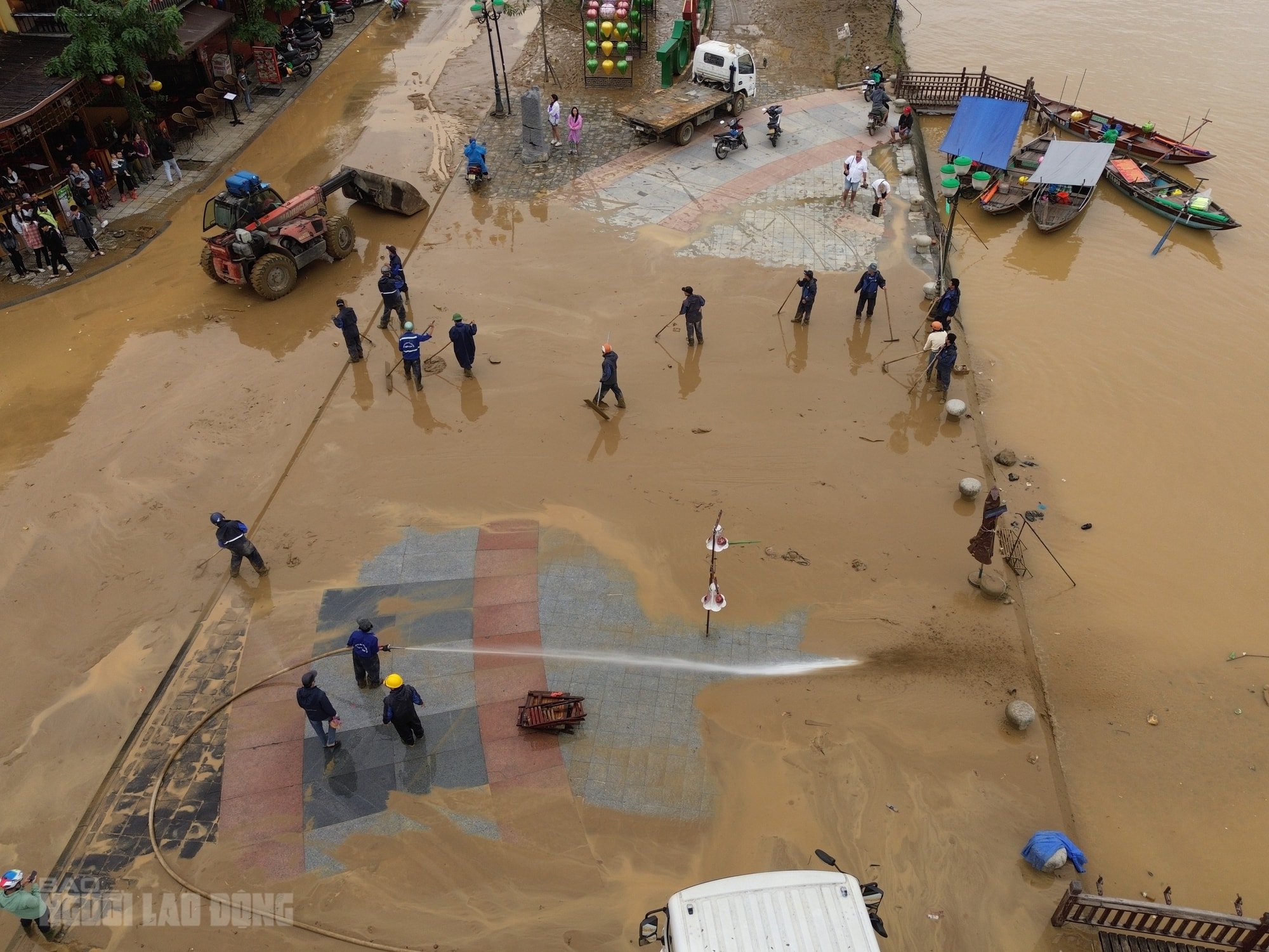 Hội An dọn dẹp sau lũ khẩn trương phục hồi sinh hoạt và vệ sinh đô thị - Ảnh 3. Hội An dọn dẹp sau lũ khẩn trương phục hồi sinh hoạt và vệ sinh đô thị - Ảnh 3.