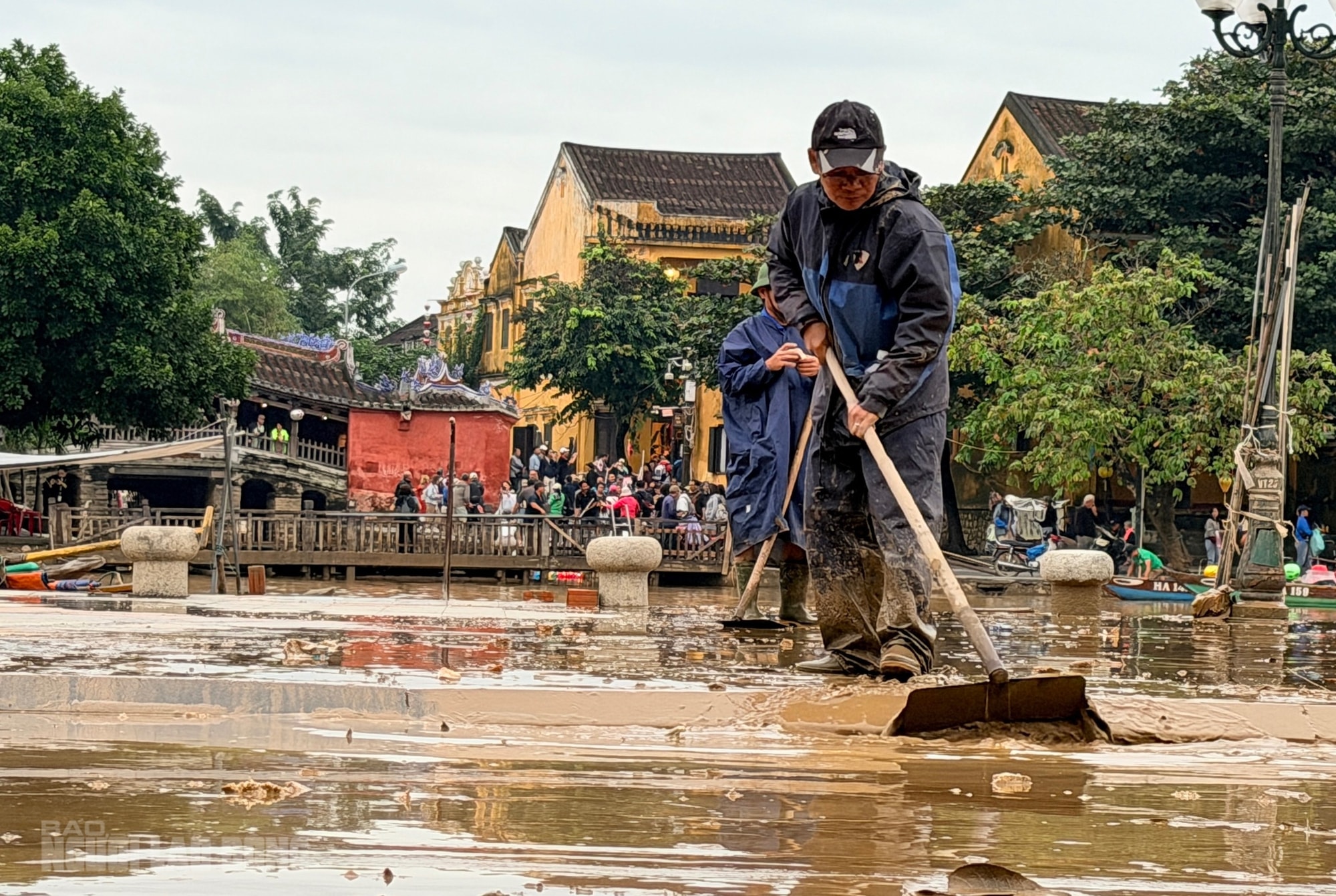 Hội An dọn dẹp sau lũ khẩn trương phục hồi sinh hoạt và vệ sinh đô thị - Ảnh 4. Hội An dọn dẹp sau lũ khẩn trương phục hồi sinh hoạt và vệ sinh đô thị - Ảnh 4.
