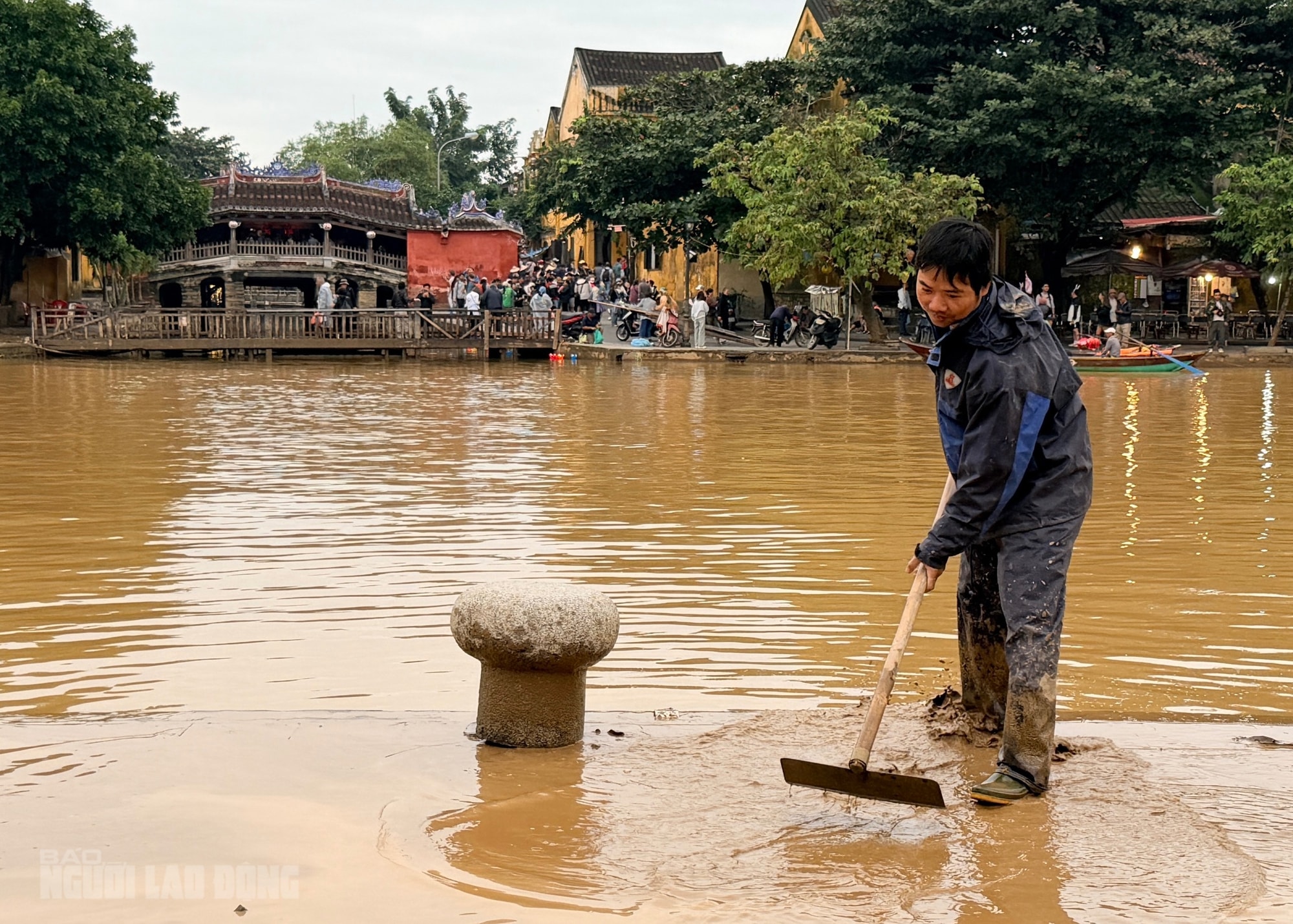 Hội An dọn dẹp sau lũ khẩn trương phục hồi sinh hoạt và vệ sinh đô thị - Ảnh 5. Hội An dọn dẹp sau lũ khẩn trương phục hồi sinh hoạt và vệ sinh đô thị - Ảnh 5.
