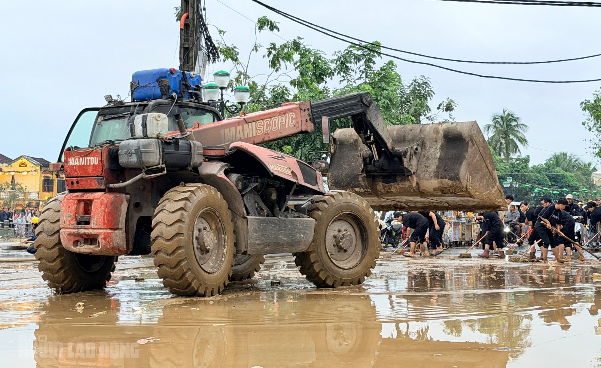 Hội An dọn dẹp sau lũ khẩn trương phục hồi sinh hoạt và vệ sinh đô thị - Ảnh 6. Hội An dọn dẹp sau lũ khẩn trương phục hồi sinh hoạt và vệ sinh đô thị - Ảnh 6.