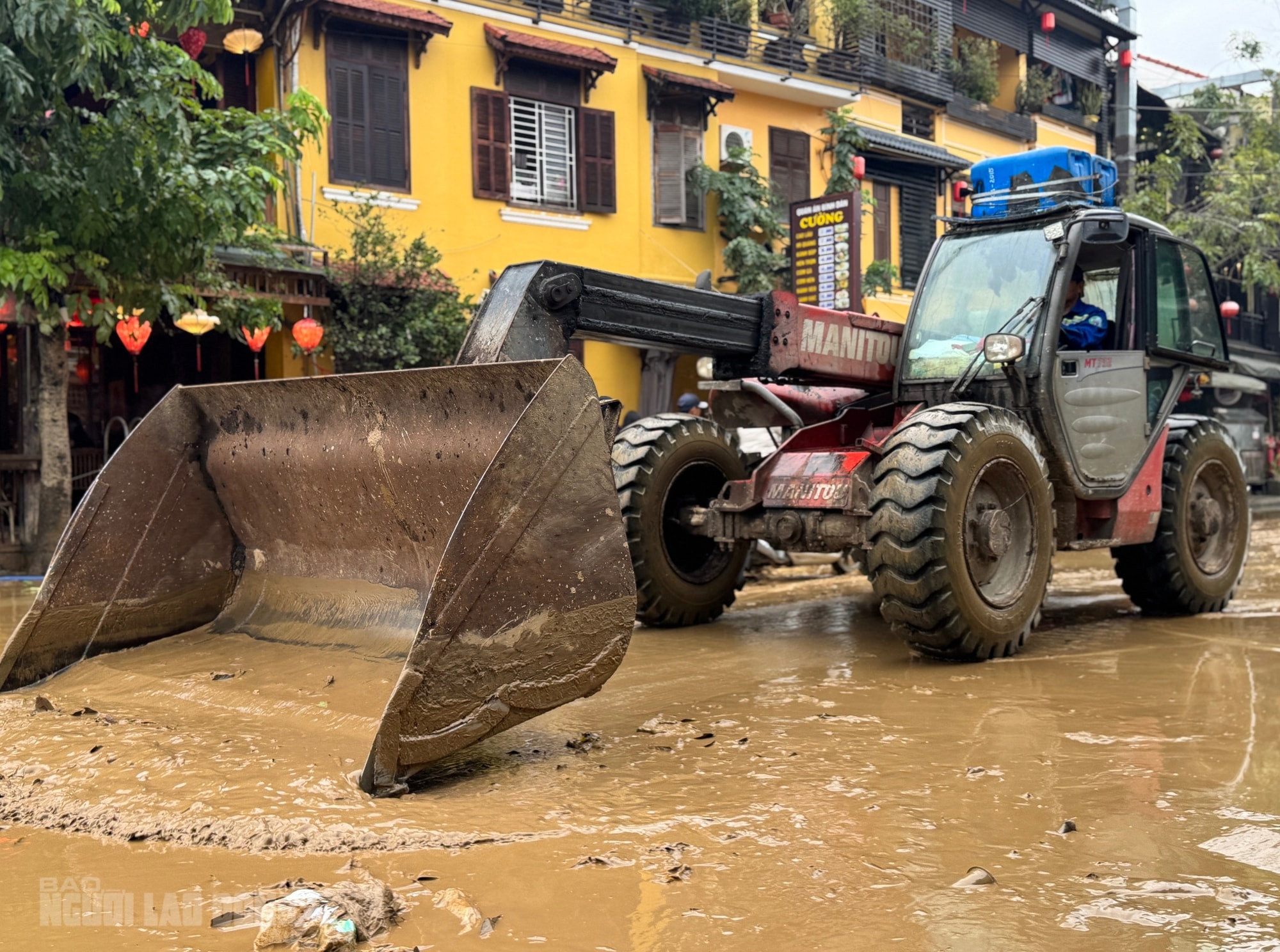 Hội An dọn dẹp sau lũ khẩn trương phục hồi sinh hoạt và vệ sinh đô thị - Ảnh 7. Hội An dọn dẹp sau lũ khẩn trương phục hồi sinh hoạt và vệ sinh đô thị - Ảnh 7.