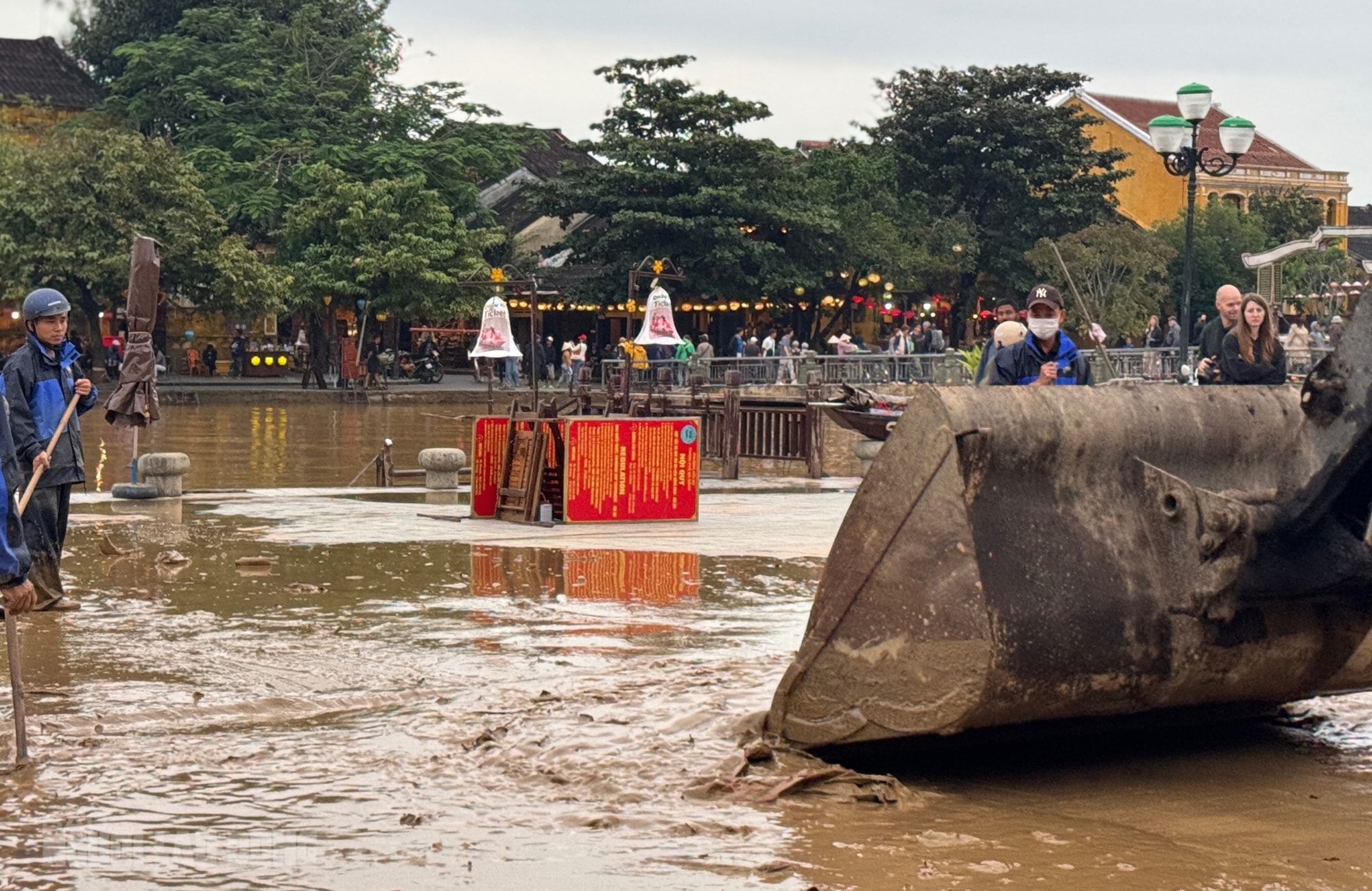 Hội An dọn dẹp sau lũ khẩn trương phục hồi sinh hoạt và vệ sinh đô thị - Ảnh 8. Hội An dọn dẹp sau lũ khẩn trương phục hồi sinh hoạt và vệ sinh đô thị - Ảnh 8.