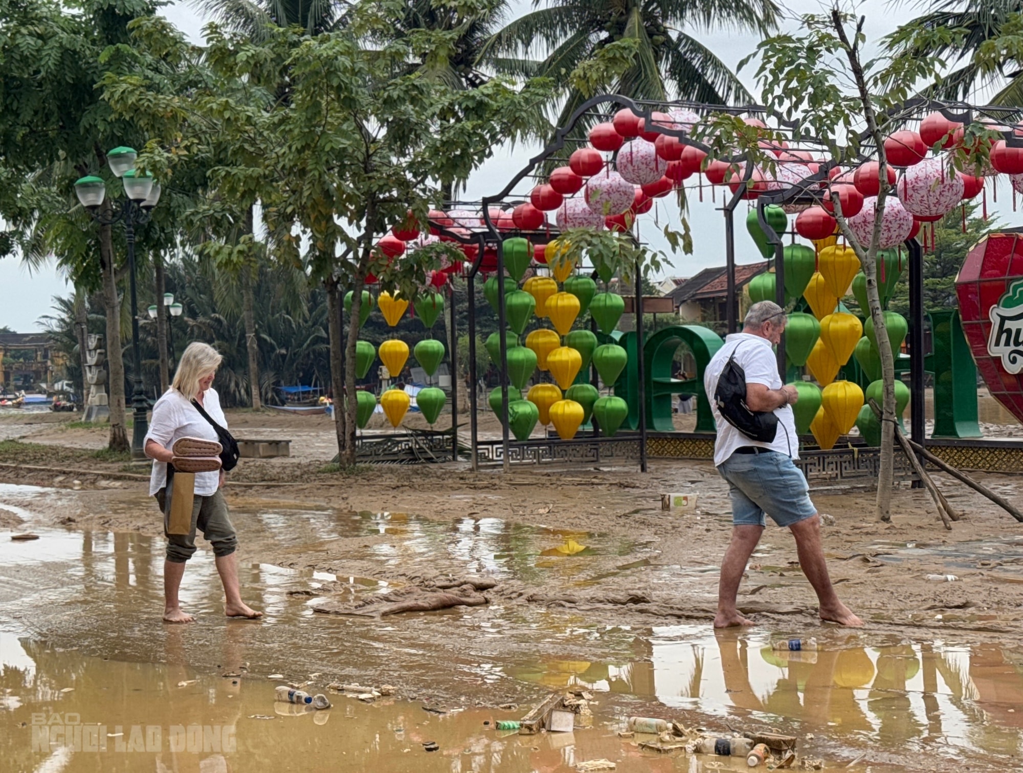 Hội An dọn dẹp sau lũ khẩn trương phục hồi sinh hoạt và vệ sinh đô thị - Ảnh 9. Hội An dọn dẹp sau lũ khẩn trương phục hồi sinh hoạt và vệ sinh đô thị - Ảnh 9.