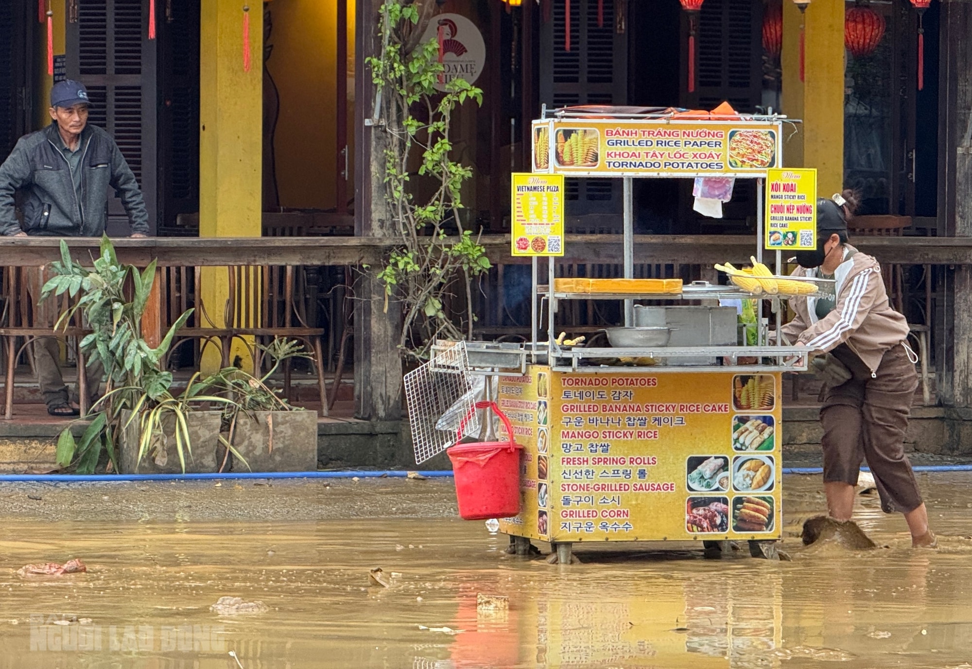 Hội An dọn dẹp sau lũ khẩn trương phục hồi sinh hoạt và vệ sinh đô thị - Ảnh 11. Hội An dọn dẹp sau lũ khẩn trương phục hồi sinh hoạt và vệ sinh đô thị - Ảnh 11.