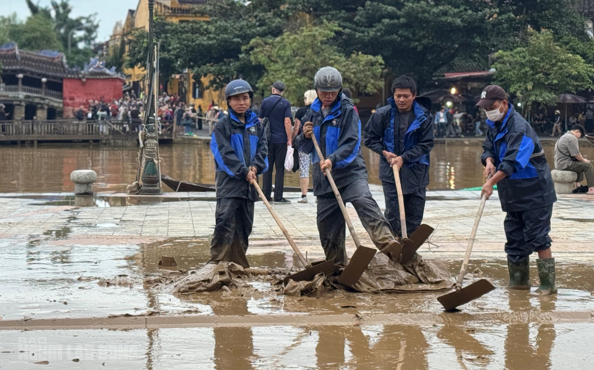 Hội An dọn dẹp sau lũ khẩn trương phục hồi sinh hoạt và vệ sinh đô thị - Ảnh 12. Hội An dọn dẹp sau lũ khẩn trương phục hồi sinh hoạt và vệ sinh đô thị - Ảnh 12.