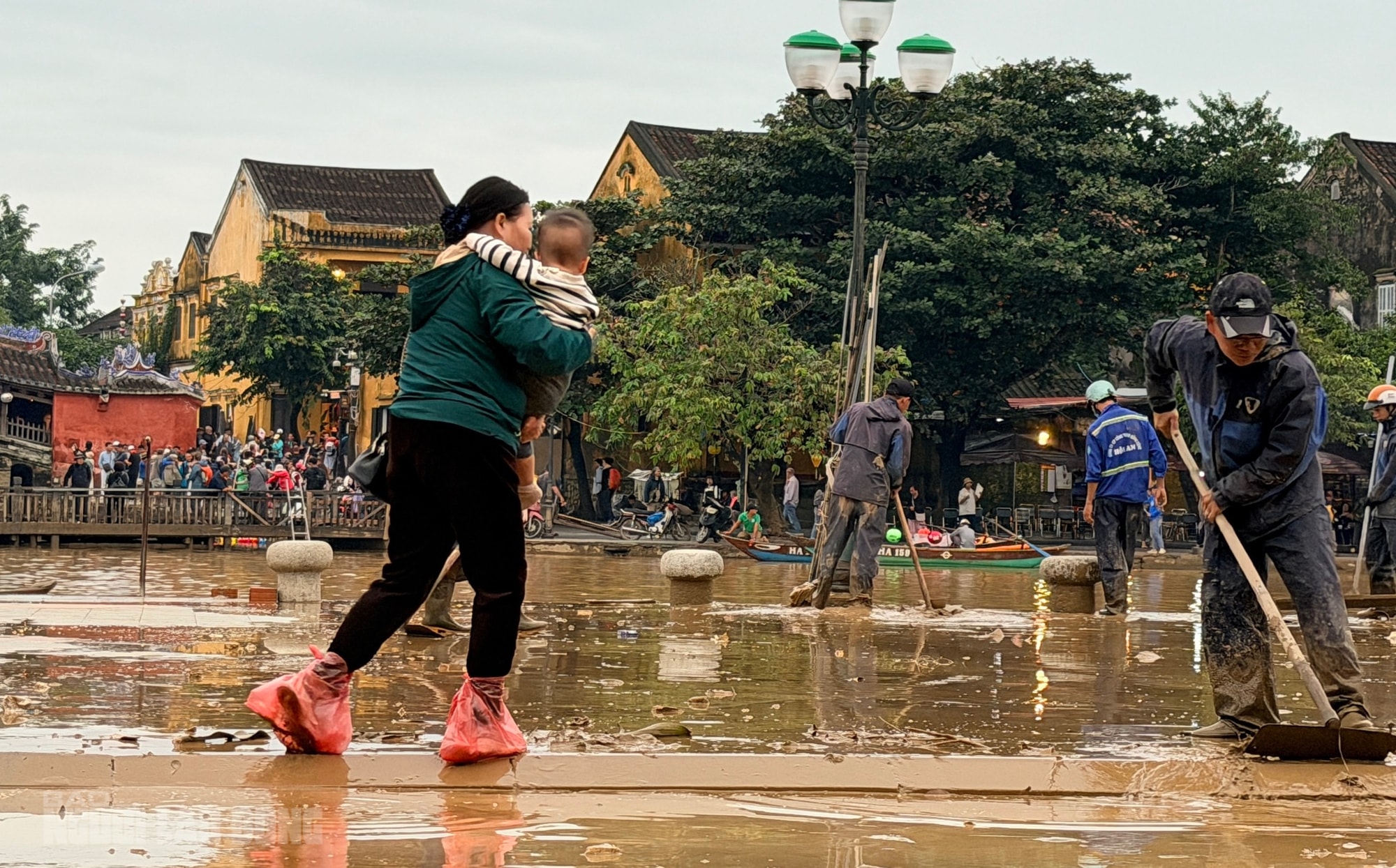 Hội An dọn dẹp sau lũ khẩn trương phục hồi sinh hoạt và vệ sinh đô thị - Ảnh 13. Hội An dọn dẹp sau lũ khẩn trương phục hồi sinh hoạt và vệ sinh đô thị - Ảnh 13.