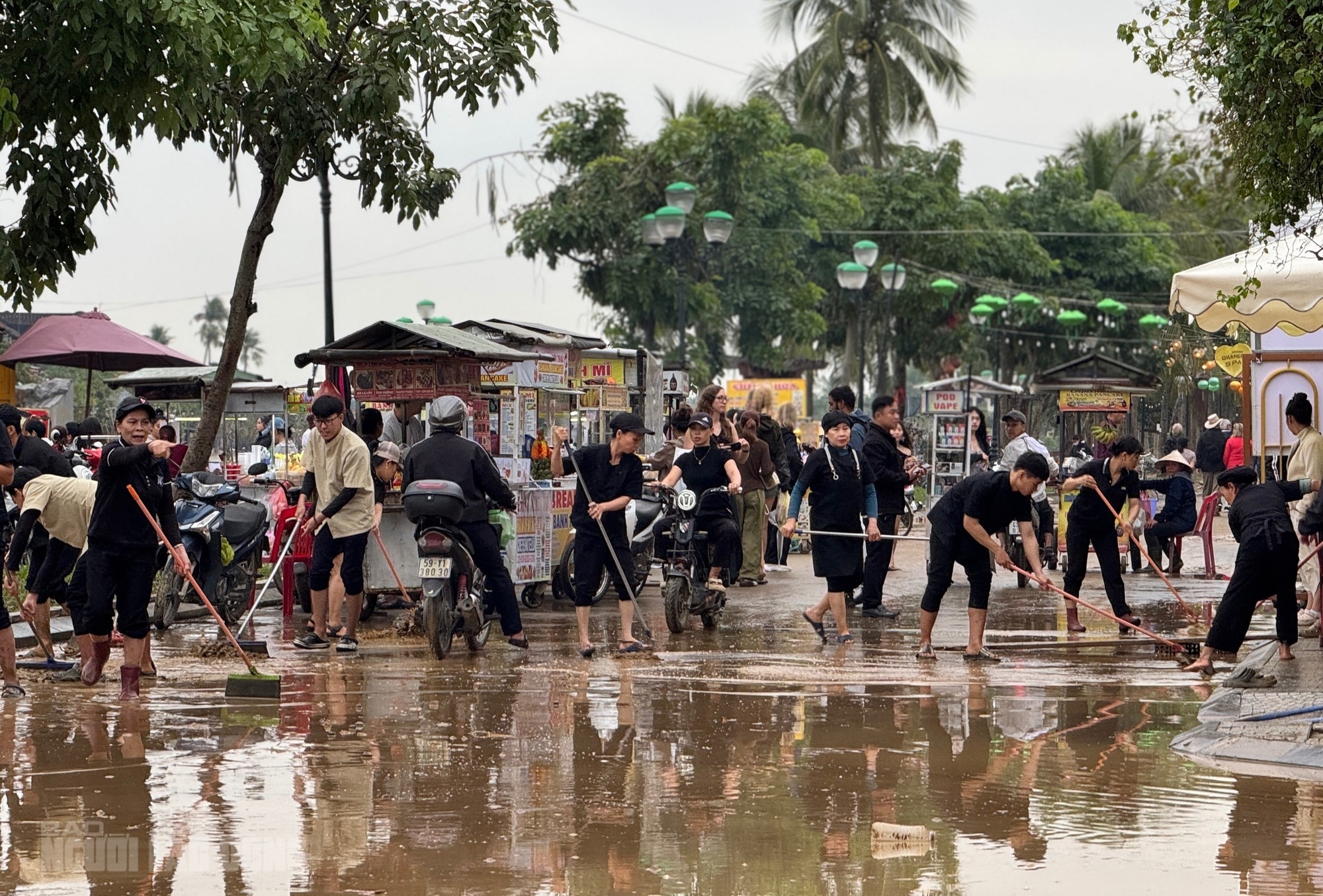 Hội An dọn dẹp sau lũ khẩn trương phục hồi sinh hoạt và vệ sinh đô thị - Ảnh 14. Hội An dọn dẹp sau lũ khẩn trương phục hồi sinh hoạt và vệ sinh đô thị - Ảnh 14.