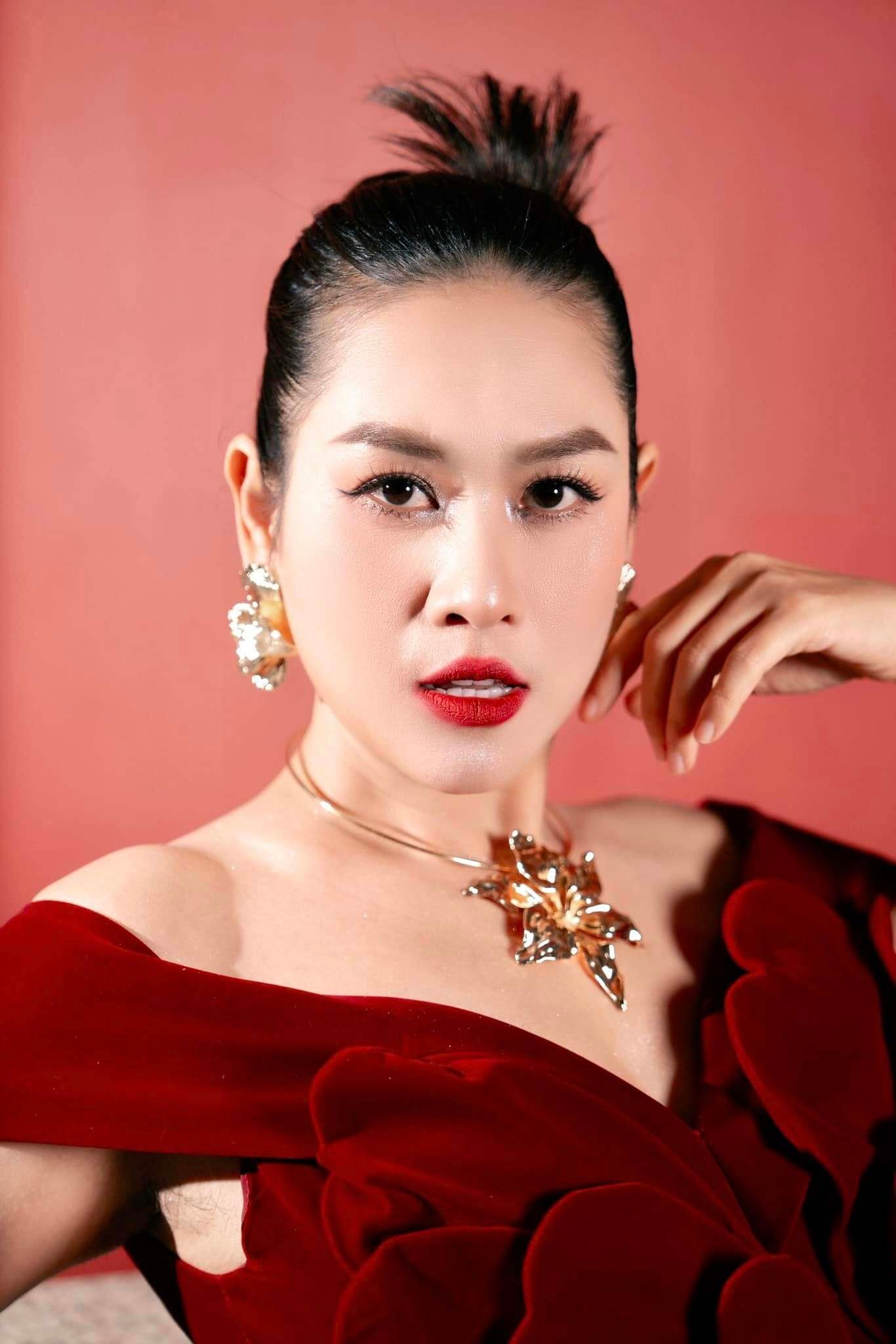 Ở tuổi 43, diễn viên có tổ ấm bình yên bên chồng và hai con.