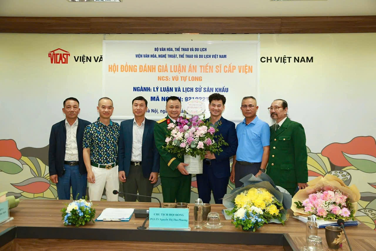 NSND Xuân Bắc – Cục trưởng Cục Nghệ thuật Biểu diễn có mặt để chúc mừng bạn thân.